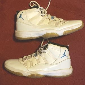 White Jordan 11's size 10.5